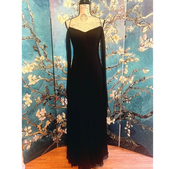 Laundry size 2, black, floor length evening gown. - Picture 1 of 11